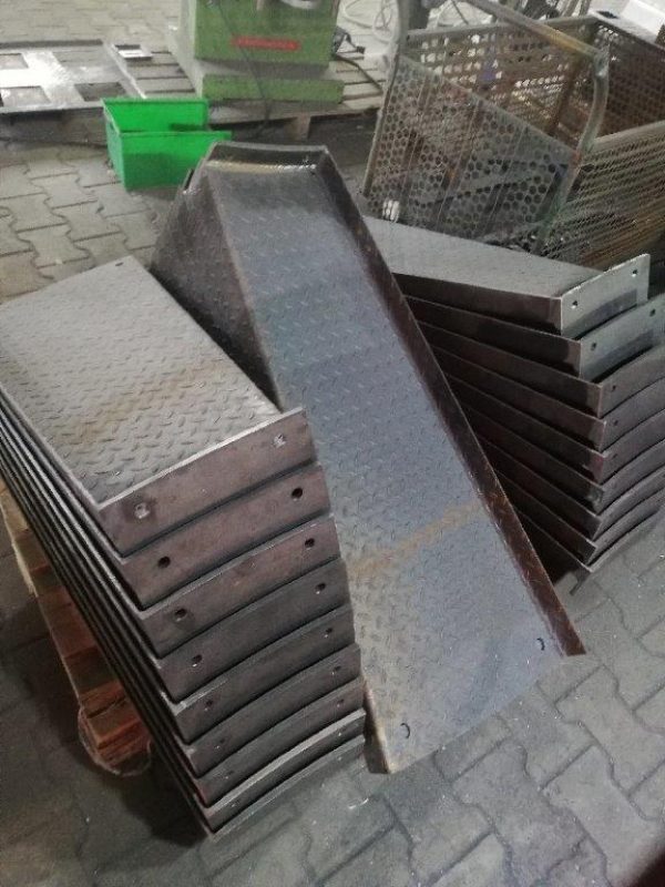 METAL STEPS FOR STRAIGHT STAIRS 