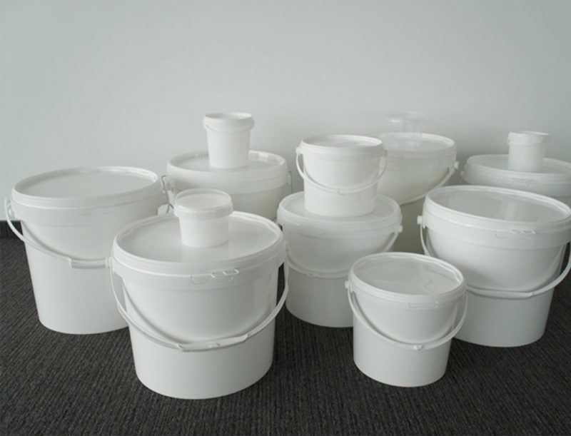 ROUND BUCKETS FROM PLASTICS WITH HERMETIC COVER 